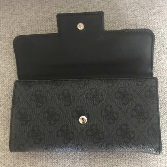 GUESS Wallet - Picture 2 of 8